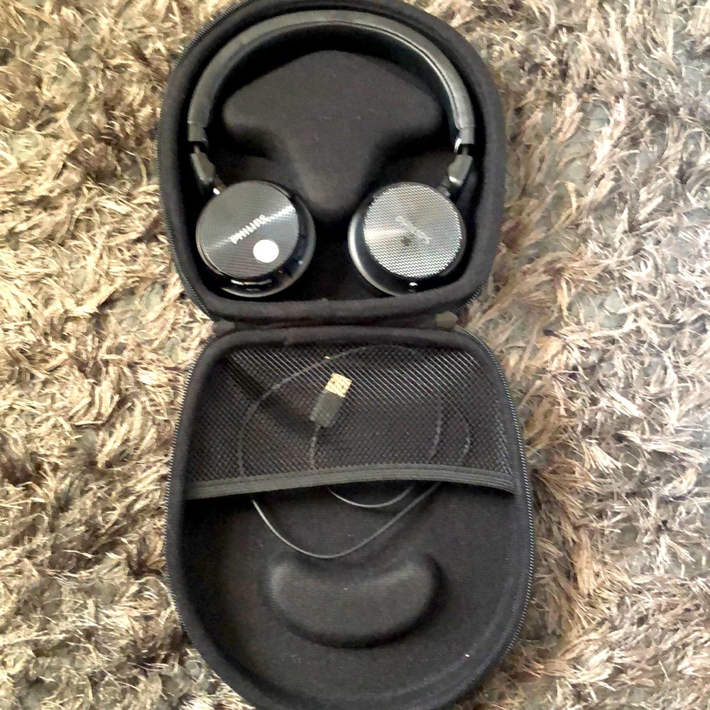 Phillips wireless headphones